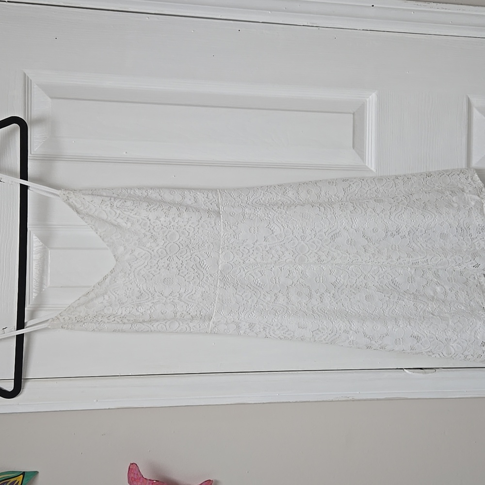 Hollister white dress, straps cross in the back, fully laced and lined, side zip